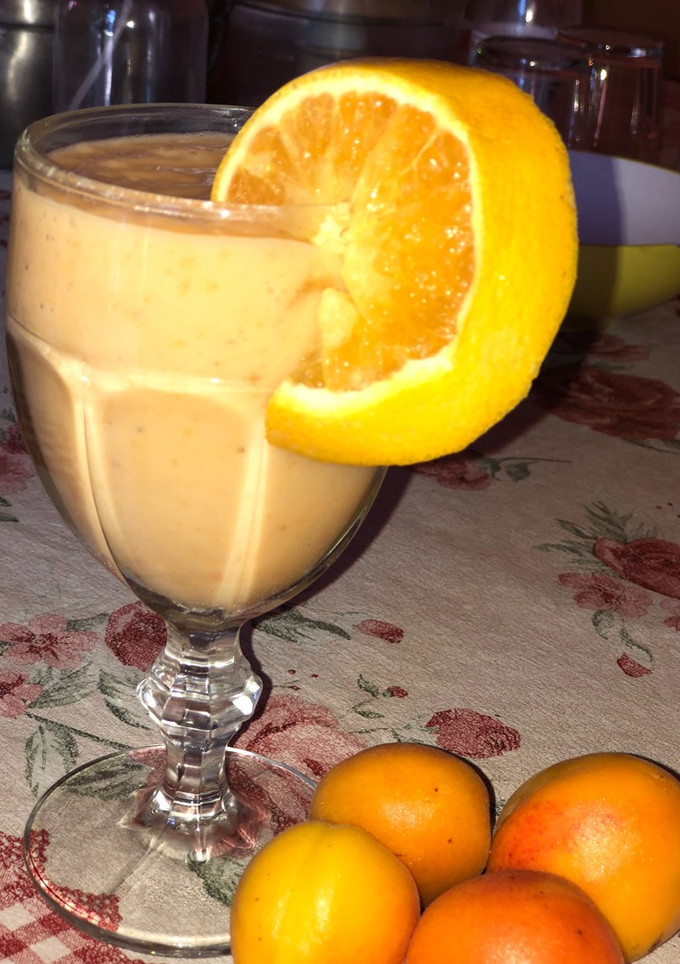 Una foto de Smoothie de Damascos, banana y yogurt 🍑