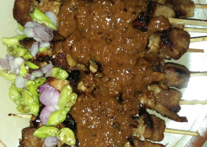 Ternyata begini lho! Bagaimana cara buat Sate jamur tiram, ayam, tempe gembus panggang teflon.. 😘  nagih banget