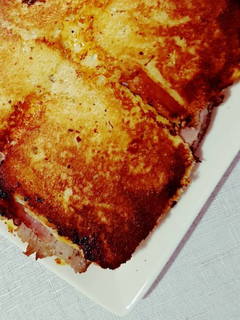 Una foto de Carne empanada al estilo tostada francesa