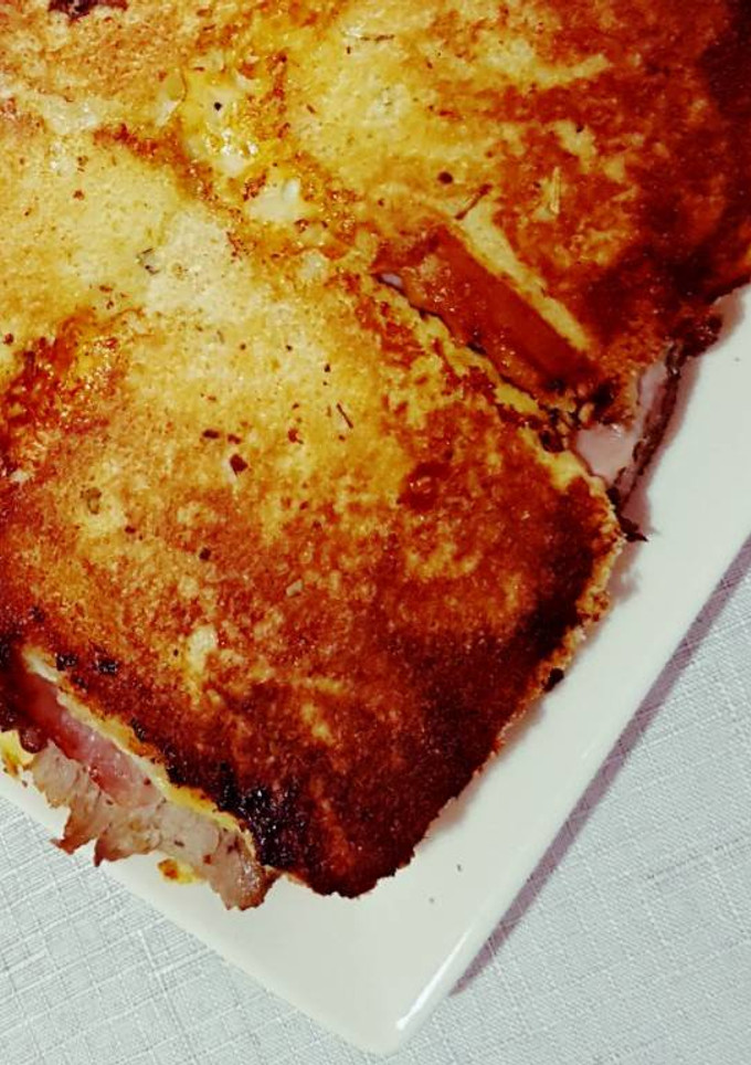 Una foto de Carne empanada al estilo tostada francesa
