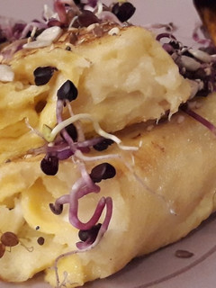 Una foto de Rollito de huevo relleno de brandada de bacalao