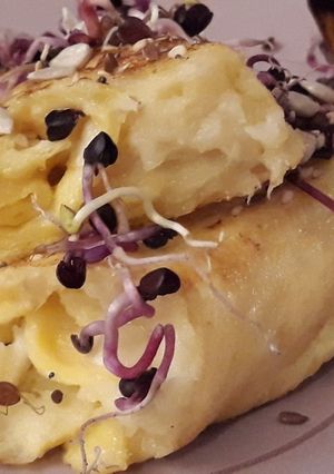 Una foto de Rollito de huevo relleno de brandada de bacalao