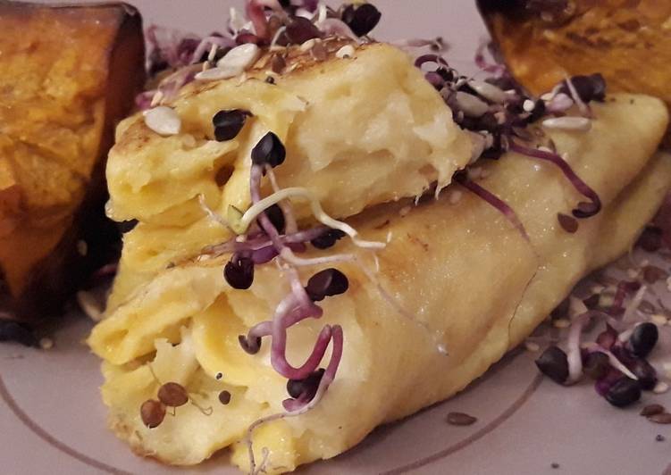 Rollito de huevo relleno de brandada de bacalao