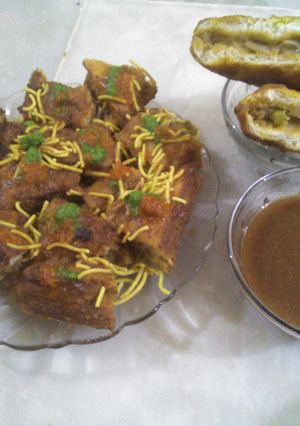 બ્રેડ પકોડા ચાટ (Bread Pakoda Chat Recipe In Gujarati) રેસીપી મુખ્ય ફોટો