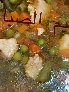 صورة لوصفة شوربه خضار بصدور الدجاج