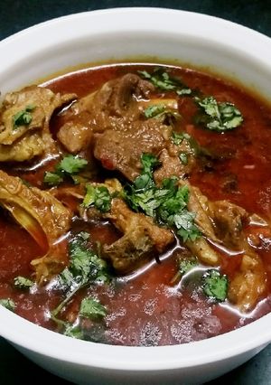 A picture of Resturant style special punjabi mutton curry.