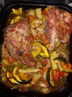 Una foto de Carne al horno con verduras