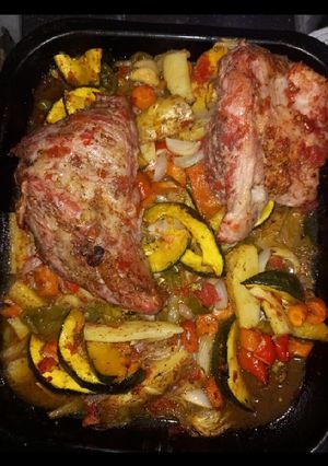Una foto de Carne al horno con verduras