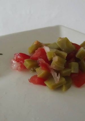 Una foto de Nopales con polvo de camarón y chía