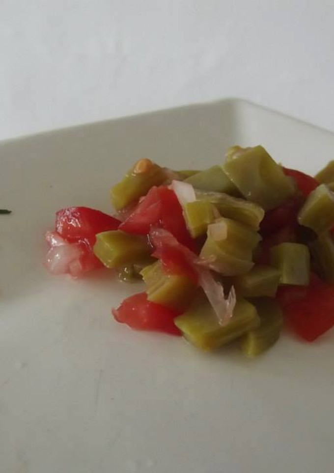 Una foto de Nopales con polvo de camarón y chía