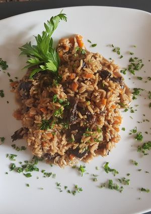 Una foto de Arroz, con hongos boletus secos
