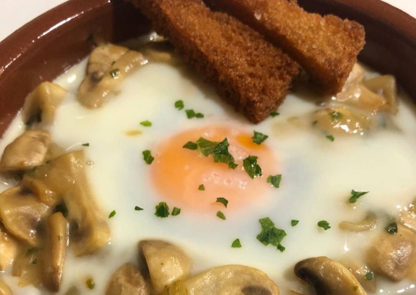 Champiñones con salsa y huevo