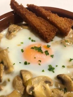 Una foto de Champiñones con salsa y huevo