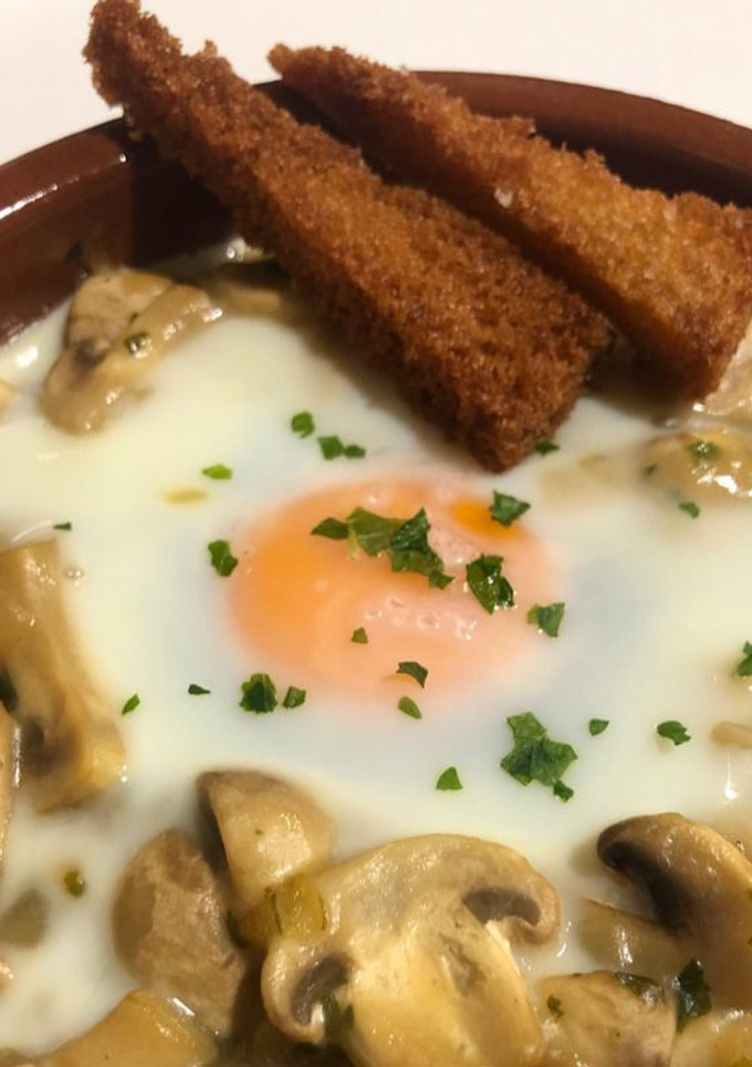 Una foto de Champiñones con salsa y huevo