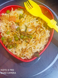 वेज मैगी (Veg maggi recipe in Hindi) रेसिपी मुख्य फोटो