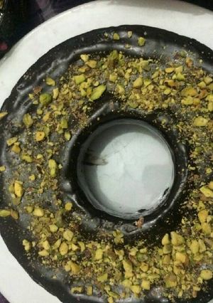صورة لوصفة كيكة الكاكاو بالصوص والفستق