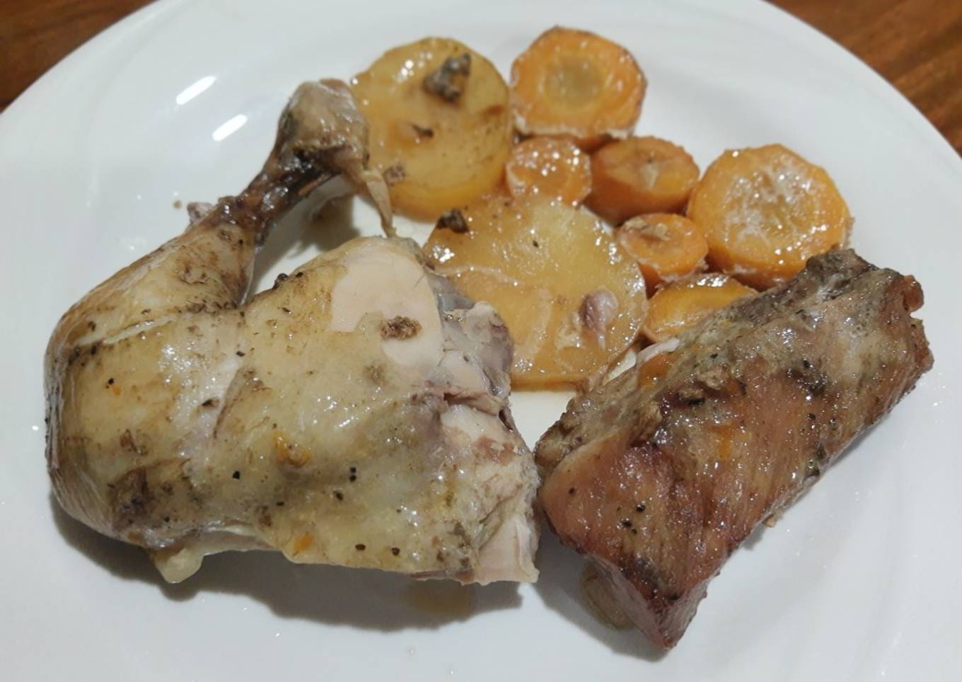 Pollo asado al carbón con filete de cerdo, papa y zanahoria