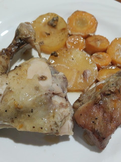 Una foto de Pollo asado al carbón con filete de cerdo, papa y zanahoria