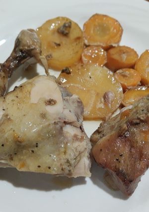 Una foto de Pollo asado al carbón con filete de cerdo, papa y zanahoria
