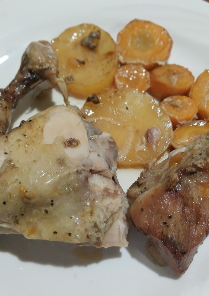 Una foto de Pollo asado al carbón con filete de cerdo, papa y zanahoria