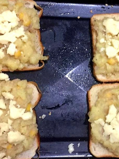 A picture of Bread pizza.