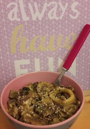 Une photo de Curry de courgettes, champignons de paris, encornets et riz trois saveurs