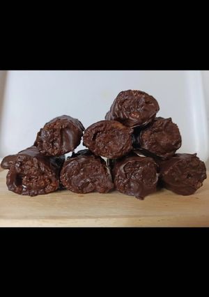 Una foto de Rulitos de crema de limón y chocolate