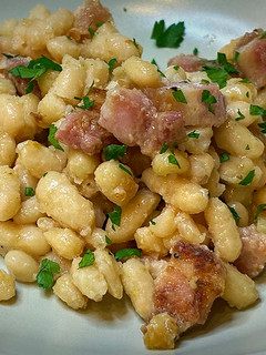 Una foto de Alubias con bacon