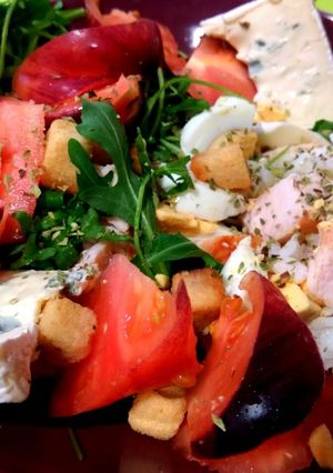 Una foto de Ensalada de rúcula y queso azul