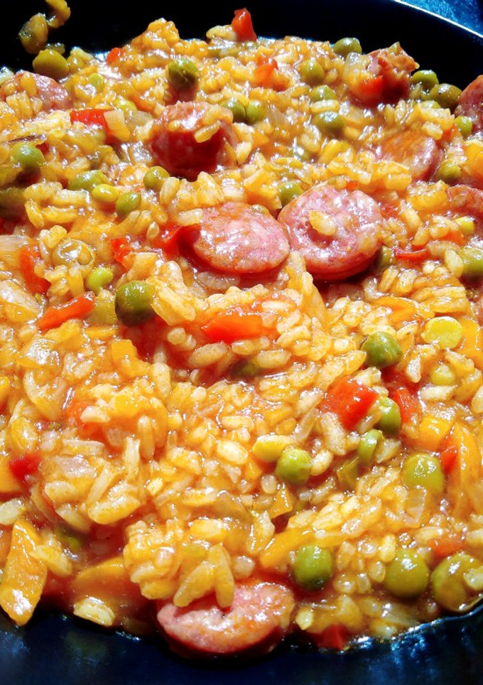 Una foto de Arroz con chorizo y curry