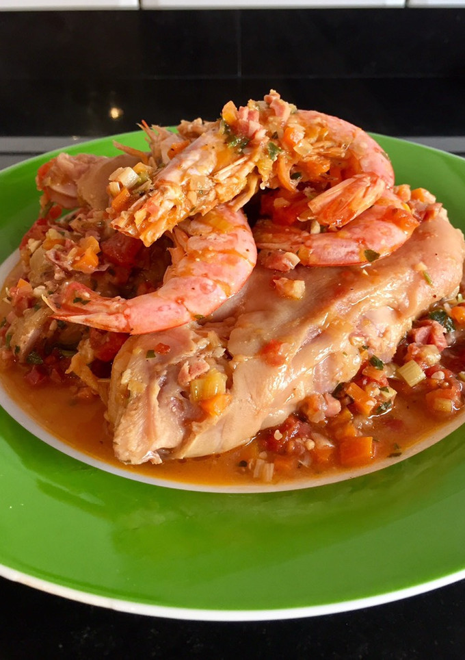 Una foto de Pies de cerdo con langostinos