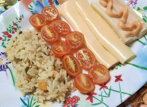Una foto de Arroz saborizado, palmitos, cherry y queso