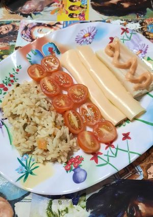 Una foto de Arroz saborizado, palmitos, cherry y queso