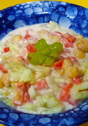 A picture of Chickpeas salad.