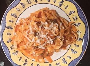 Foto principal de Nidos de pasta con salsa cremosa de puerros en Thermomix