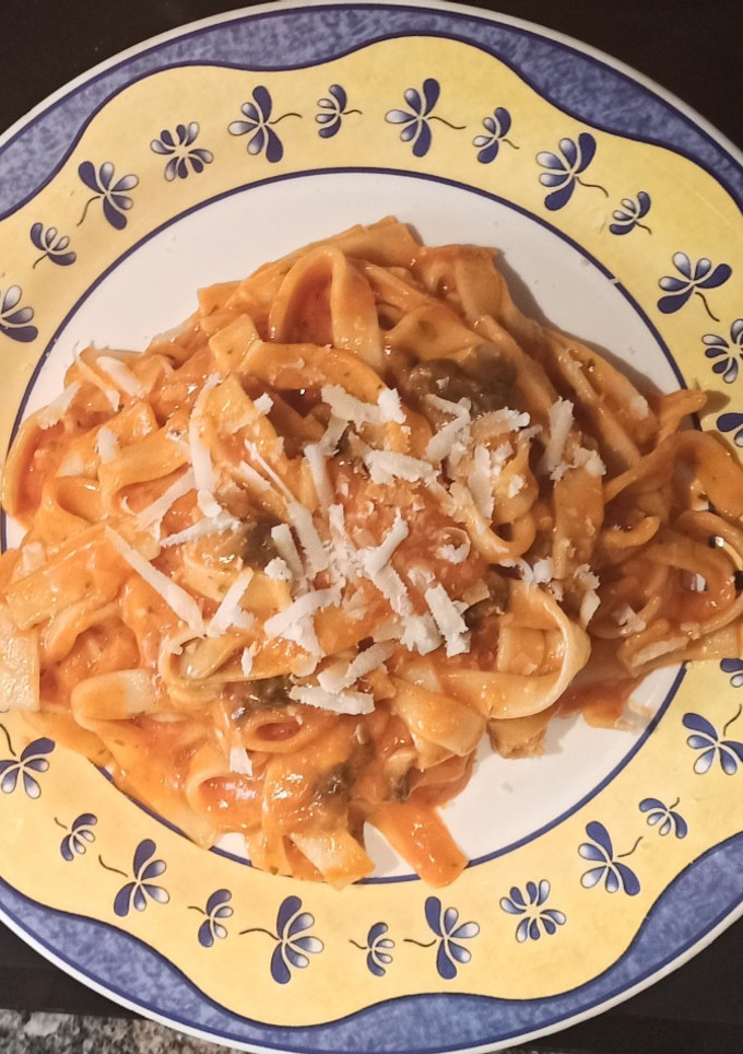 Una foto de Nidos de pasta con salsa cremosa de puerros en Thermomix