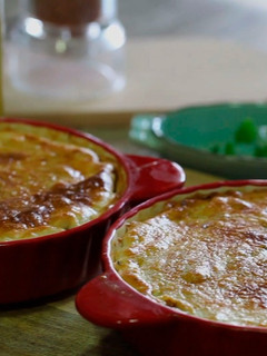 A picture of Meat pie with olive oil.