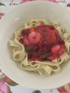 Una foto de Tallarines livianos con salsa de verduras y camarones