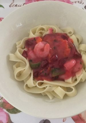 Una foto de Tallarines livianos con salsa de verduras y camarones
