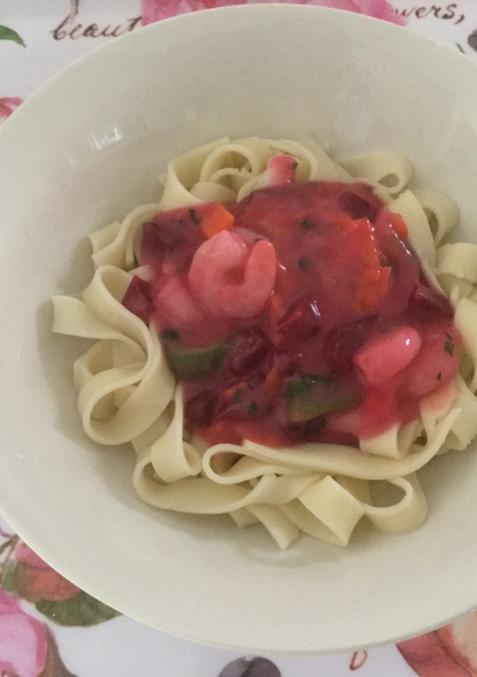 Una foto de Tallarines livianos con salsa de verduras y camarones