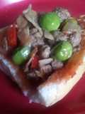 Bruschetta de carne a la pizza con arvejas