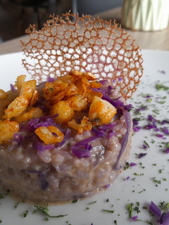 Una foto de Risotto de gambas y col lombarda