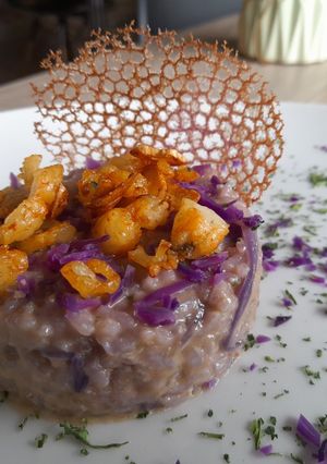Una foto de Risotto de gambas y col lombarda