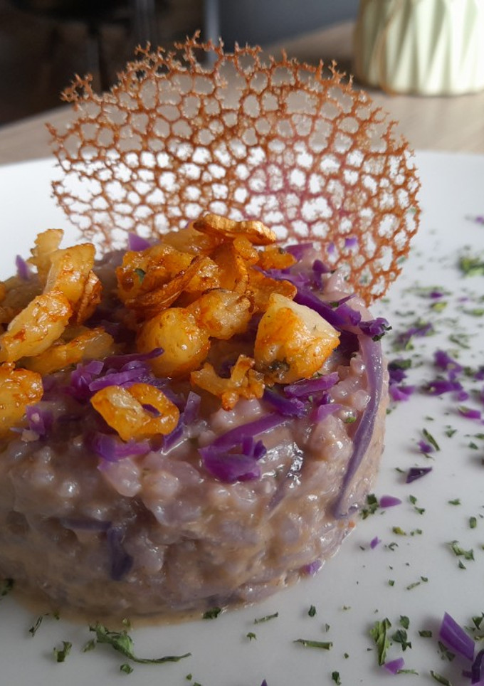 Una foto de Risotto de gambas y col lombarda
