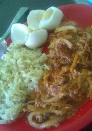 Una foto de Chicharrón rojo (salsa 3 chilorios) 👀🤗😛😛😛🍲🍲🍲