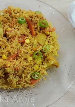 A picture of Tawa pulao with curd.