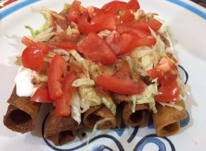 Una foto de Flautas con carne molida cruda