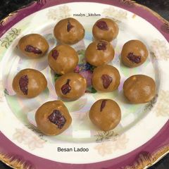 A picture of Besan Ladoo.