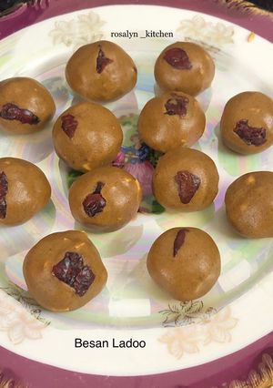 A picture of Besan Ladoo.