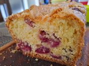 Una foto de budín con cerezas